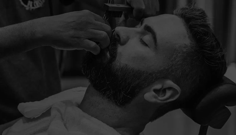 Nauwkeurige verzorging en contouren van een baard