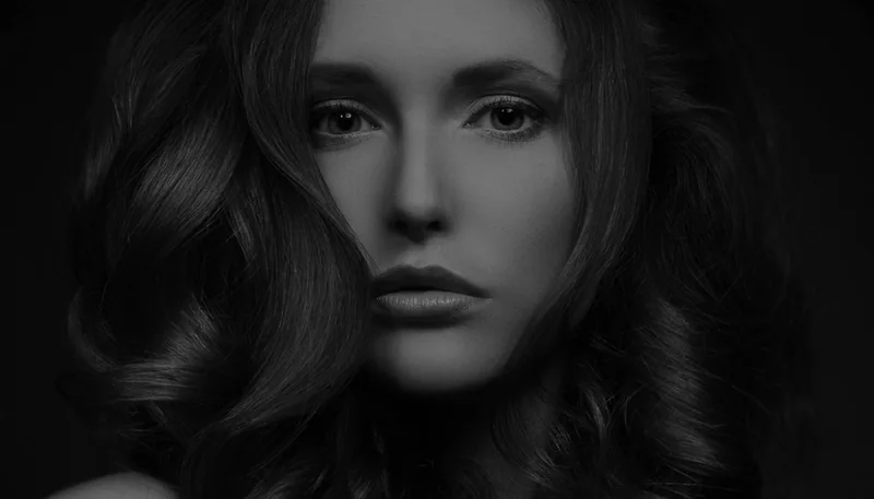 Verzorgde haarstyling met glans en detail